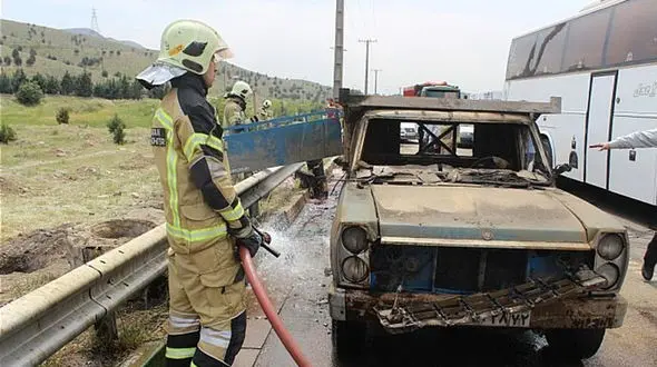  نشت مواد شیمیایی خطرناک پس از آتش گرفتن نیسان + تصاویر 