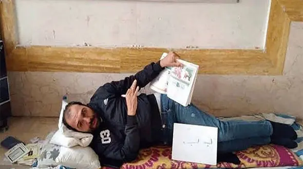 فیلم باورنکردنی از معلم دلسوز که با کمر شکسته درس می دهد/ در لرستان غوغا کرد