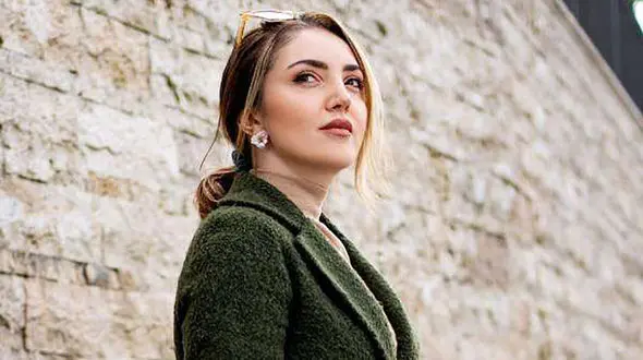 پست عجیب “عایشه گل” درباره شغل تازه اش به زبان فارسی/ عکس