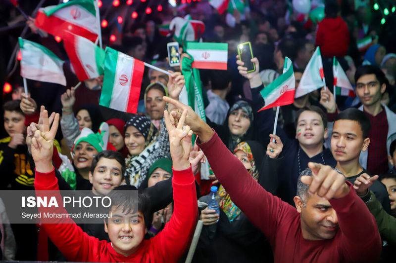 شادی مردم پس از پیروزی ایران مقابل ولز