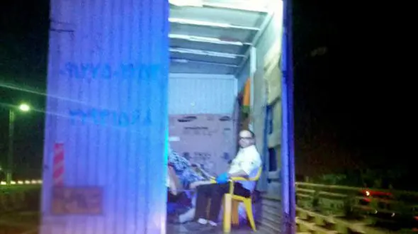 دردسرهای زن ۳۰۰ کیلویی قمی برای رفتن به بیمارستان / انتقال با کامیون به کمک اورژانس و آتش نشانی +عکس