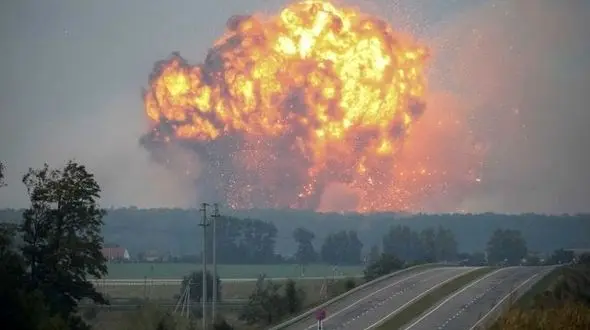 انفجار در یک انبار مهمات در مرکز اوکراین / 30 هزار تن خانه هایشان را تخلیه کردند + عکس