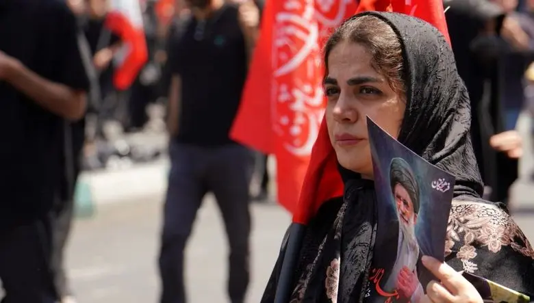  تهران در سوگ خورشید/ طوفان مشت‌ها در بدرقه آقای شهید ایران + عکس و فیلم