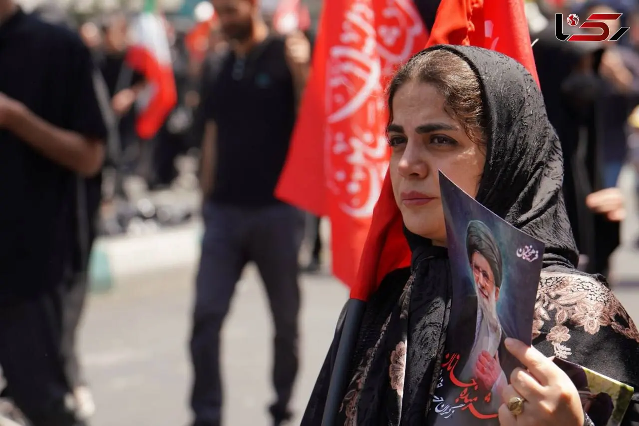  تهران در سوگ خورشید/ طوفان مشت‌ها در بدرقه آقای شهید ایران + عکس و فیلم