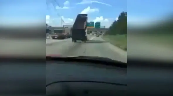 تصادف وحشتناک کامیون با تابلوی بزرگراه + فیلم