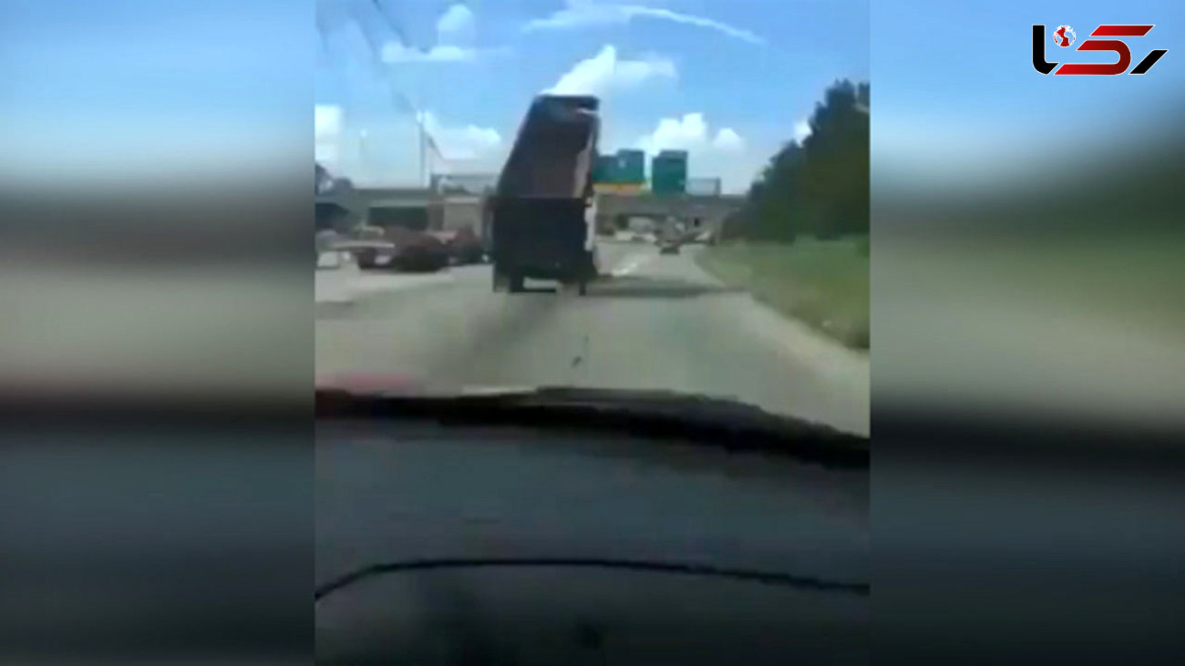 تصادف وحشتناک کامیون با تابلوی بزرگراه + فیلم
