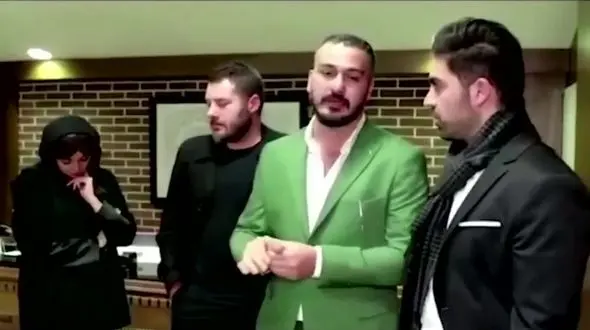 ناتمام ماندن مراسم جشن امضاى «ممنوعه» به دلیل ازدحام بیش از حد جمعیت !+فیلم