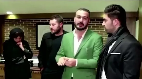 ناتمام ماندن مراسم جشن امضاى «ممنوعه» به دلیل ازدحام بیش از حد جمعیت !+فیلم