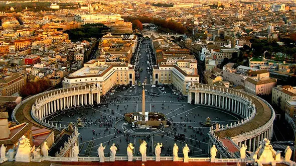 مراسمی محرمانه با دود سفید؛ پاپ چگونه انتخاب می‌شود؟