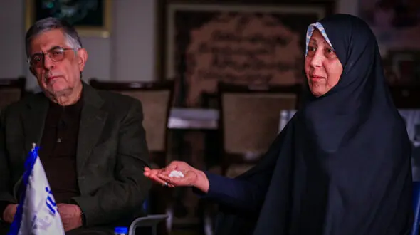 فاطمه هاشمی: بخاطر آیت الله منتظری از پدرم سیلی خوردم /  کرباسچی: آیت الله هاشمی پایان جنگ را با امام حل کرد، رابطه با آمریکا را نه!