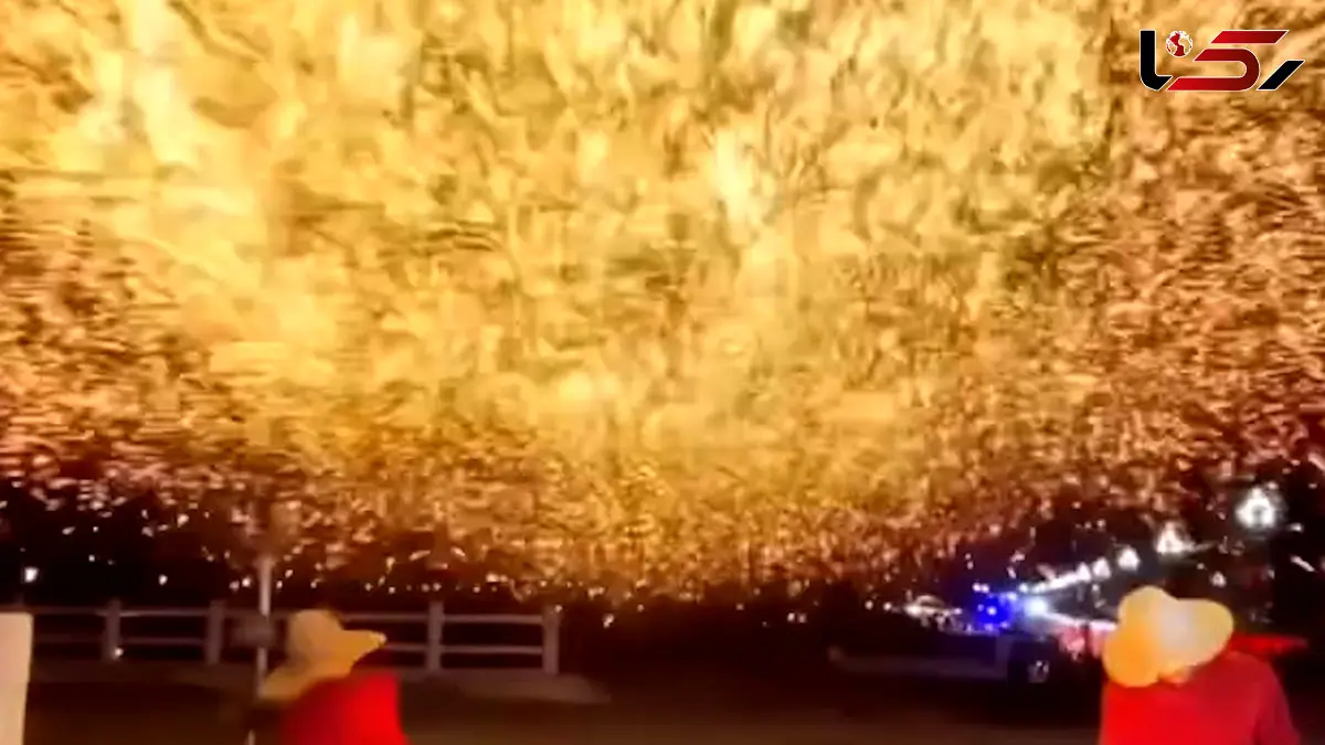 فیلم آتش بازی متفاوت با جرقه های آهن داغ در چین