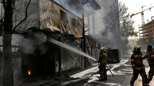 مرد کینه جو بنگاه مسکن را آتش کشید و در را بست + فیلم