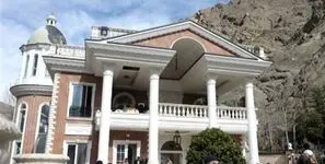 فیلم لحظه تخریب قصر لوکس شخص معروف در جاده چالوس /  کوه را هم تراشیده بود!