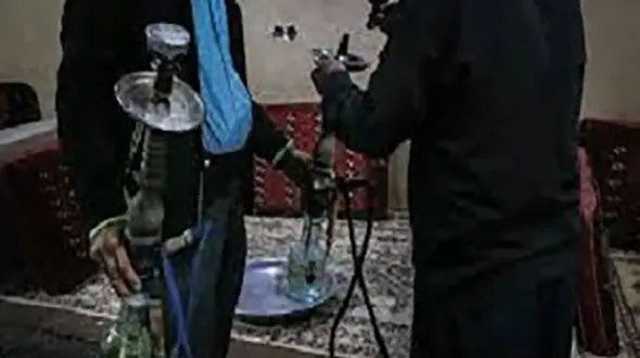 قتل هولناک جوان  تهرانی جلوی چشم پدرش در قهوه خانه / پسر عامل جنایت کلاهبردار فراری است
