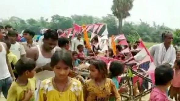 تشییع جنازه یک سگ جنجال به پا کرد + فیلم 