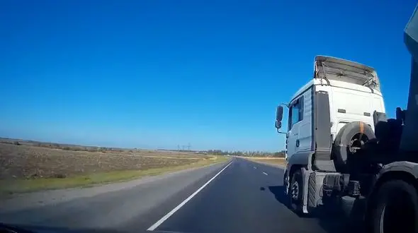 چپ کردن خودروی سواری هنگام سبقت از تریلی تانکر + فیلم