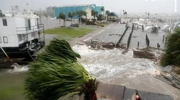 فیلم حرکت شگفت‌ انگیر فیلمبردار در حین گزارش طوفان / اقدام انساندوستانه را ببینید