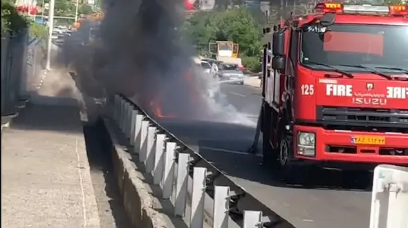 فیلم سوختن پژو 206 وسط خیابان در مشهد 