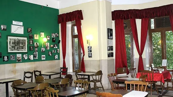 مردم تهران، ۱۰۰ سال است که برای نشستن در اینجا، صف ایستاده‌اند