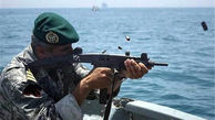 حمله ناوشکن ایرانی به قایق دزدان دریایی / آنها قصد ربودن کشتی تجاری ایرانی را داشتند  