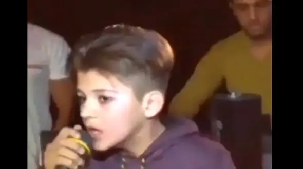 فیلم آواز جگرسوز پسربچه خوش صدا ! / طوری سوزناک  آهنگ خواند که قلبت آتش می گیرد !