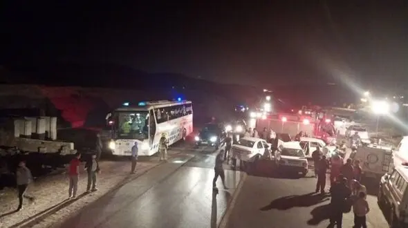 تصادف زنجیره ای در محور نیشابور- مشهد ۱۳ نفر را روانه بیمارستان کرد 