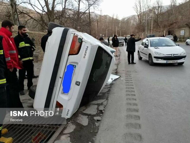 واژگونی پژو پارس در جاده گنجنامه ۳ مصدوم برجای گذاشت