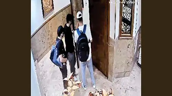 سارق در میان سرقت برای قربانی آب آورد