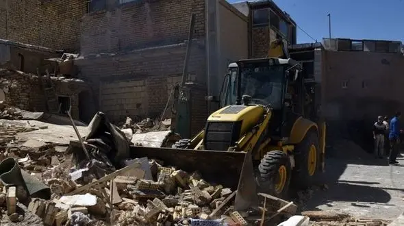 فاجعه مرگبار در شهرضا / انفجار فاضلاب ساختمان را بر سر یک زن و مرد فروریخت + تصاویر