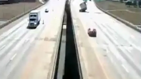 زور کامیون به باد نرسید و چپ شد + فیلم