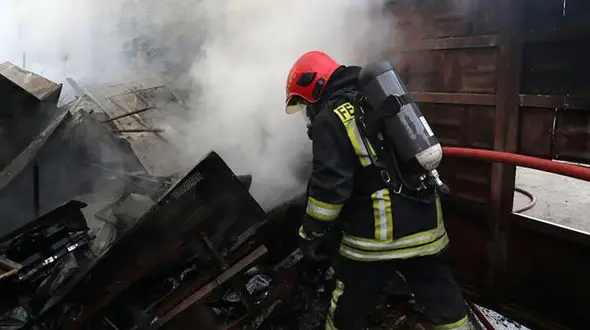 آتش سوزی بزرگ انبار گوگرد در شهرستان مشهد مقدس