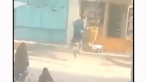 فیلم عجیب ترین تصادف جوان موتور سوار با دیوار/ همه می خندیدند !
