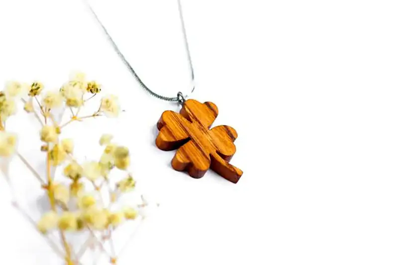 گردنبند چوبی شبدر عکس