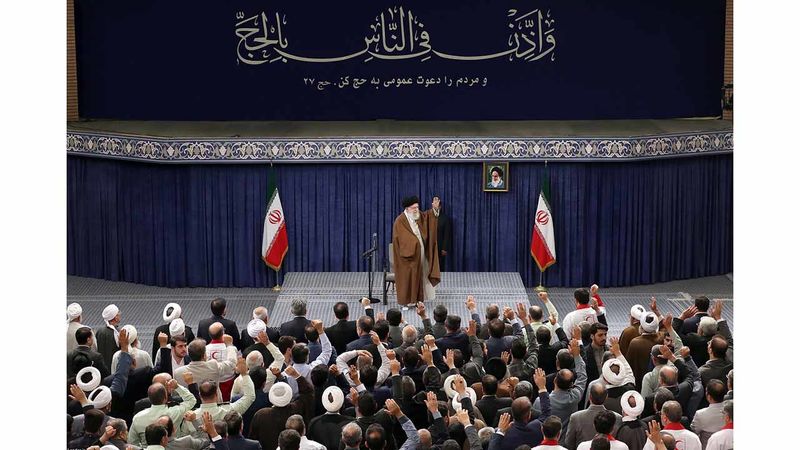 رهبر معظم انقلاب اسلامی حضرت آیت الله خامنه ای امروز( دوشنبه ) 17 اردیبهشت 1403 در دیدار مسئولان و کارگزاران حج و جمعی از زائران بیت الله الحرام