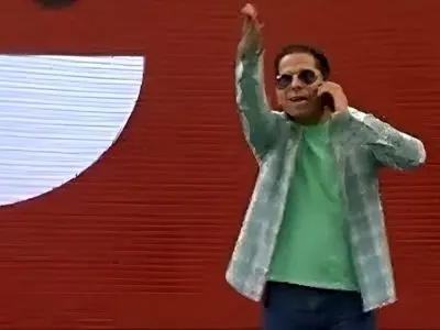 فیلم/  یادی کنیم از متفاوت ترین استند آپ کمدی رضا بهمنی در خندوانه و شوخی با زندگی دانشجویی؛ «جایی که لامپ شکسته هم کار راه می اندازد!»