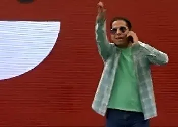 فیلم/  یادی کنیم از متفاوت ترین استند آپ کمدی رضا بهمنی در خندوانه و شوخی با زندگی دانشجویی؛ «جایی که لامپ شکسته هم کار راه می اندازد!»