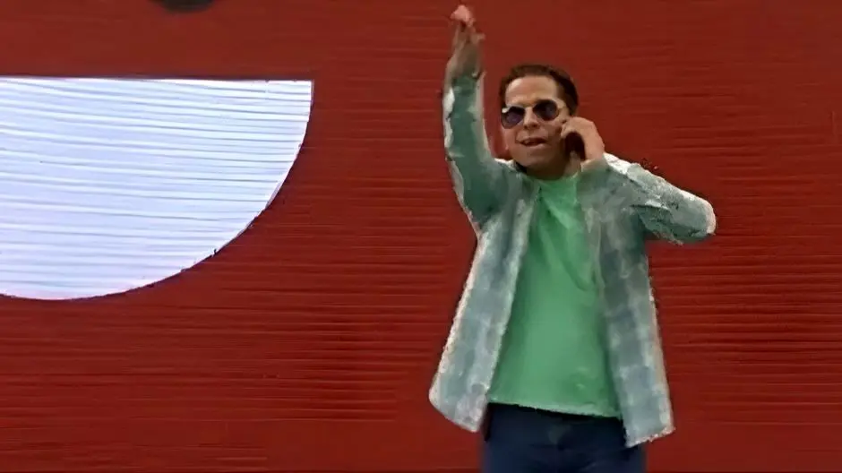 یادی کنیم از متفاوت ترین استند آپ کمدی رضا بهمنی در خندوانه و شوخی با زندگی دانشجویی؛ «جایی که لامپ شکسته هم کار راه می اندازد!»