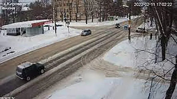 ببینید/ تصادف هولناک دو خودروی لوکس در روزهای برفی / شوکه می شوید