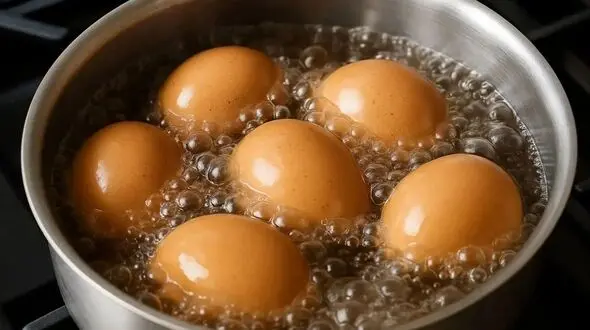 نمک در تخم‌مرغ آبپز؛ رمز موفقیت در آشپزی