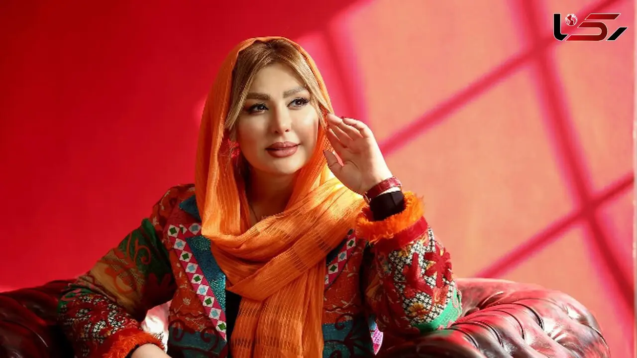 فیلم آواز خوانی و دور دور نیوشا ضیغمی با آهنگ شاد پشت فرمون ! / چه ابرو بالا و پایینی میکنه !