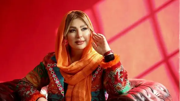 فیلم آواز خوانی و دور دور نیوشا ضیغمی با آهنگ شاد پشت فرمون ! / چه ابرو بالا و پایینی میکنه !