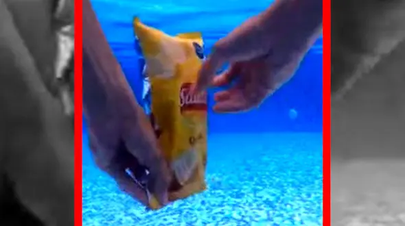 فیلم لحظه باز شدن بسته چیپس زیر آب