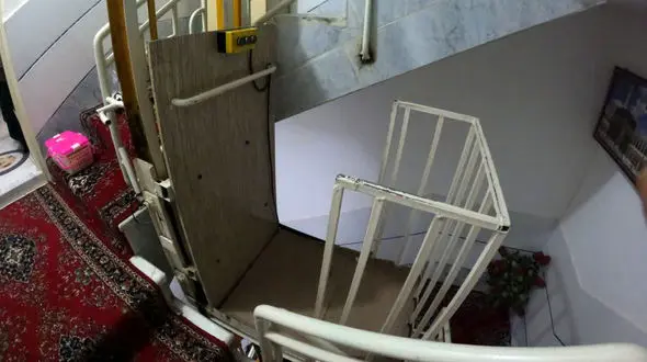 گیر کردن کودک ۶ ساله بین دیوار و بالابر در اصفهان