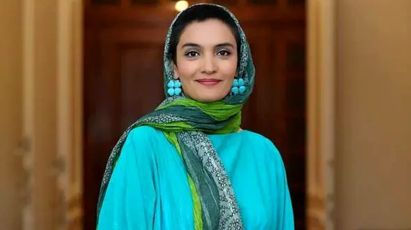 چسباندن عکس میترا حجار به کف خیابان / این توهین است+عکس 