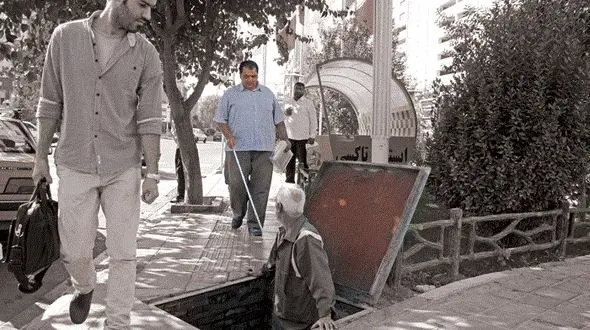 مرد نابینا آتش نشانان را به خانه اش می کشاند تا از تنهایی نجات یابد!/ آقای وزیر کار حواستان به افسردگی نابینایان هست؟