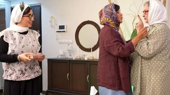 نگاهی به چیدمان  شاهانه و سنتی خونه مجردی خاطره حاتمی / سلیقه در انتخاب مبلمان کلاسیک و  تابلوی هنری 