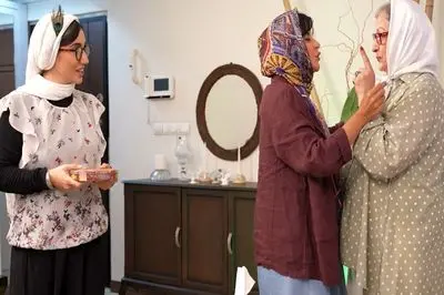 نگاهی به چیدمان  شاهانه و سنتی خونه مجردی خاطره حاتمی / سلیقه در انتخاب مبلمان کلاسیک و  تابلوی هنری 