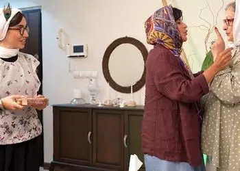 نگاهی به چیدمان  شاهانه و سنتی خونه مجردی خاطره حاتمی / سلیقه در انتخاب مبلمان کلاسیک و  تابلوی هنری 