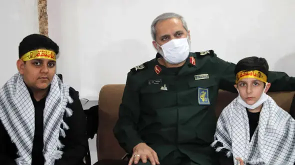 حضور سردار یزدی و حجت‌الاسلام ابوترابی فرد در منزل شهید محمد محمدی + تصاویر