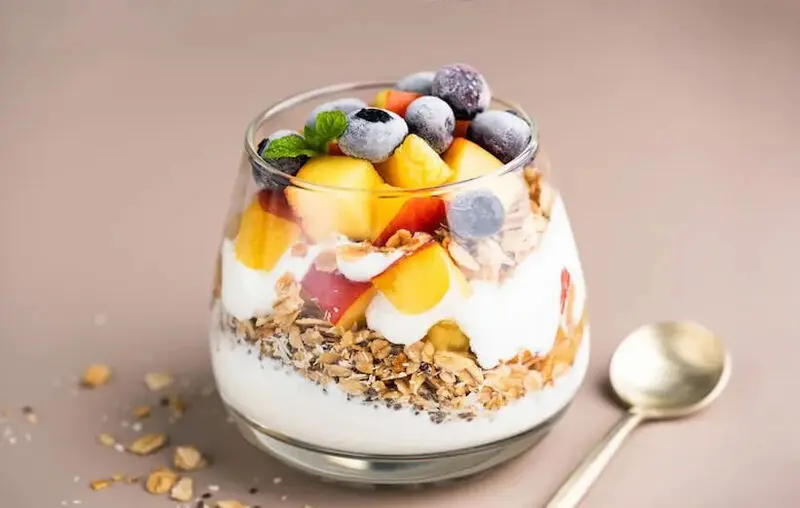 پارافه‌ی زغال اخته، هلو و گرانولا
